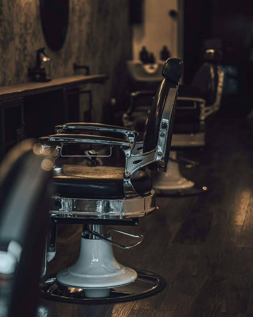 Sillón clásico en el interior de una barbería, imagen ilustrativa